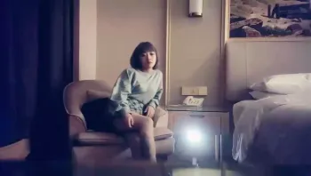 大神带你找外围，花臂纹身短发妹子，按头深喉口交近距离特写，抱起来后入猛烈撞击【精华版】-高清原版无水印