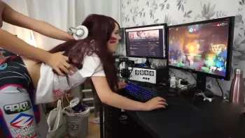 和漂亮妹子一边啪啪一边玩守望先锋你俩是操爽了这不是坑人吗这局铁定输了